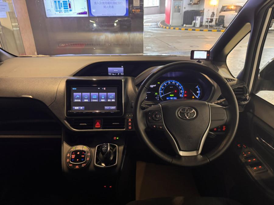 Voxy Hybrid - Image 4